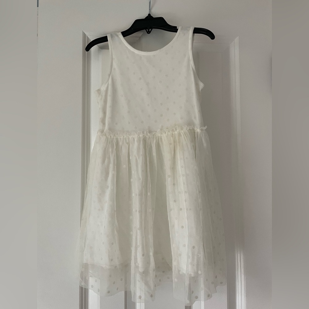 Carter’s 4T white dress. Sleeveless in Perfect condition. Worn once for Easter